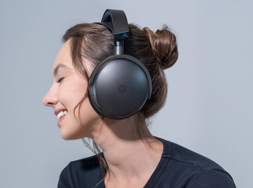 Audeze Maxwell 2 na hlave užívateľky pri počúvaní