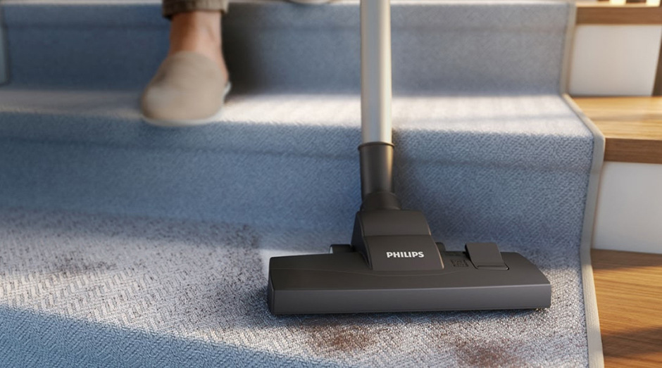 Vreckový vysávač Philips XD1111/10 1000 Series vysáva nečistoty zo špinavého koberca.