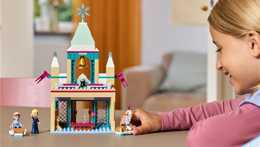 Stavebnica LEGO® │ Disney Ľadové kráľovstvo 43265 Hrad Arendelle z filmu Ľadové kráľovstvo Dvoje sánky rozširujú hranie o preteky a po dobrodružstve premení hrad na rozprávkovú dekoráciu.