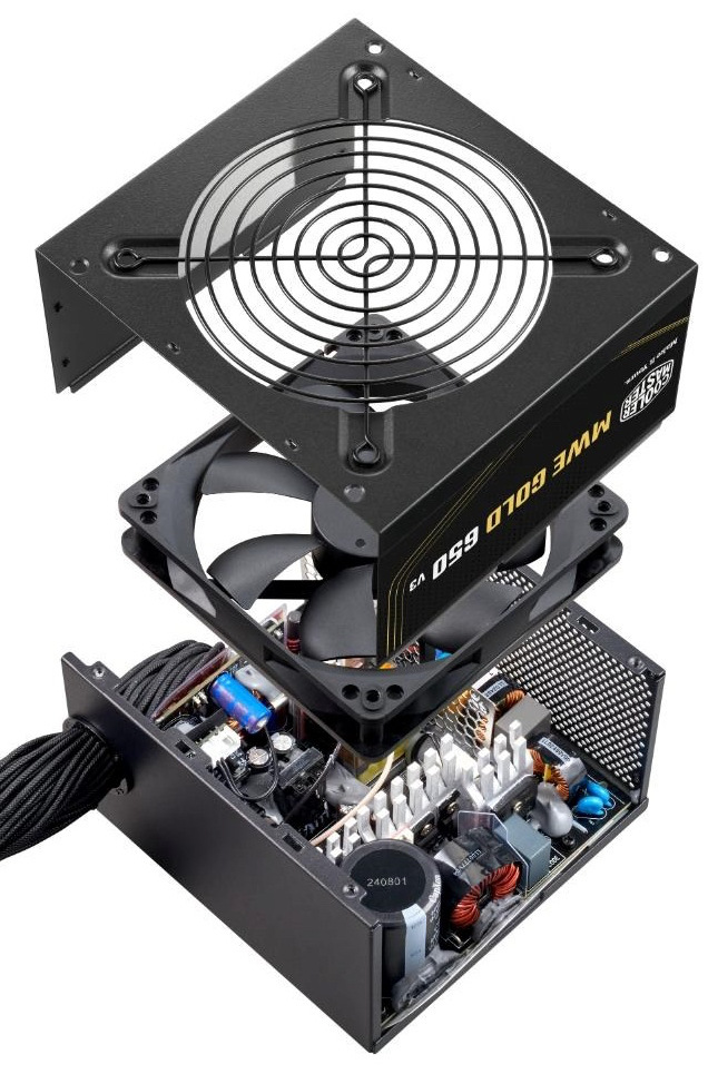 Na obrázku je rozložený napájací zdroj Cooler Master, pri ktorom je vidieť vnútornú konštrukciu. Horný kryt s ventilátorom je odklopený nad telom zdroja a dole sú odkryté elektronické súčiastky, chladiče, cievky a kabeláž. Obrázok ukazuje vnútorné usporiadanie zdroja a jeho chladiaci ventilátor.