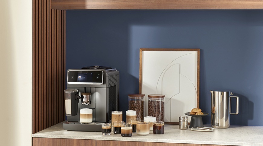 Automatický kávovar Philips 8000 Series LatteGo Pro EP8757/92 sivý Automatický kávovar Philips EP8757/92 s moderným dotykovým displejom pripravuje širokú ponuku kávových špecialít s jemnou mliečnou penou a elegantne doplní každú modernú kuchyňu či domácu coffee corner.