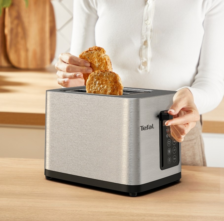 Hriankovač Tefal TT650DE0 Selection nerez Žena vyťahuje opečené toasty z toastovača