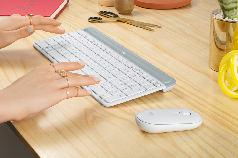 Klávesnica s myšou Logitech Wireless Combo MK470 Slim, CZ/SK biela Žena píše na klávesnici Logitech Wireless Combo MK470 Slim