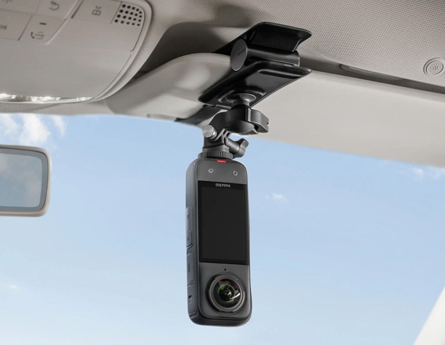 Držiak Insta360 Flexi Clip upevnený v aute aj s kamerou Insta360