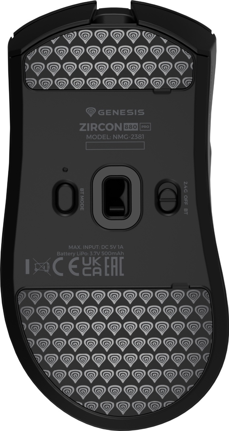 Myš Genesis Zircon 880 PRO čierna Spodná strana myši Genesis Zircon 880 PRO s optickým senzorom uprostred, tlačidlom režimu Bluetooth a prepínačom medzi 2,4 GHz, vypnutím a Bluetooth. Hore a dole sú veľké sklenené klzáky.