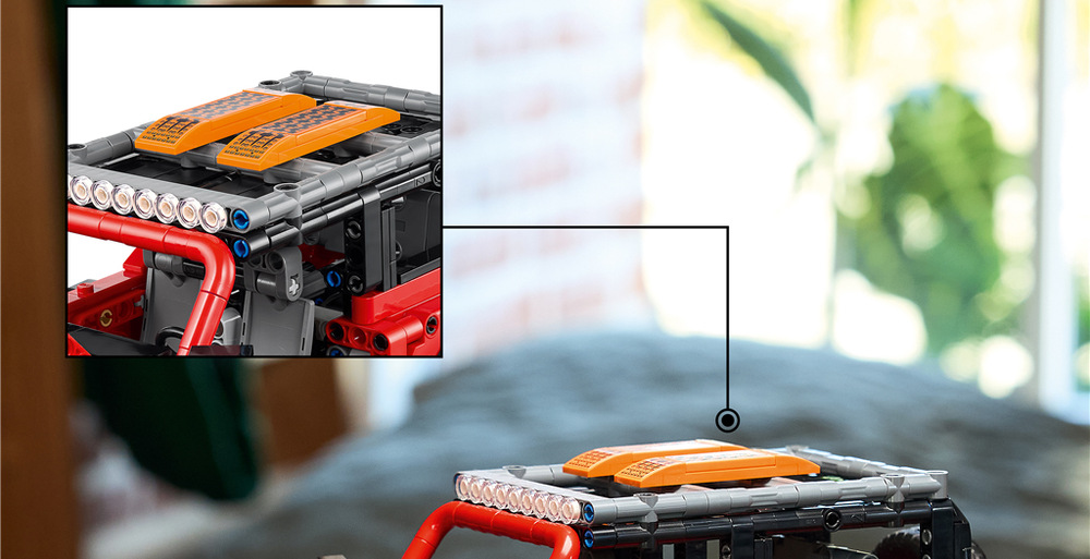 Stavebnica LEGO® Technic 42213 SUV Ford Bronco® Funkčné odpruženie, motor V6, pevná náprava a riadenie rezervným kolesom prinášajú realistický zážitok z jazdy.
