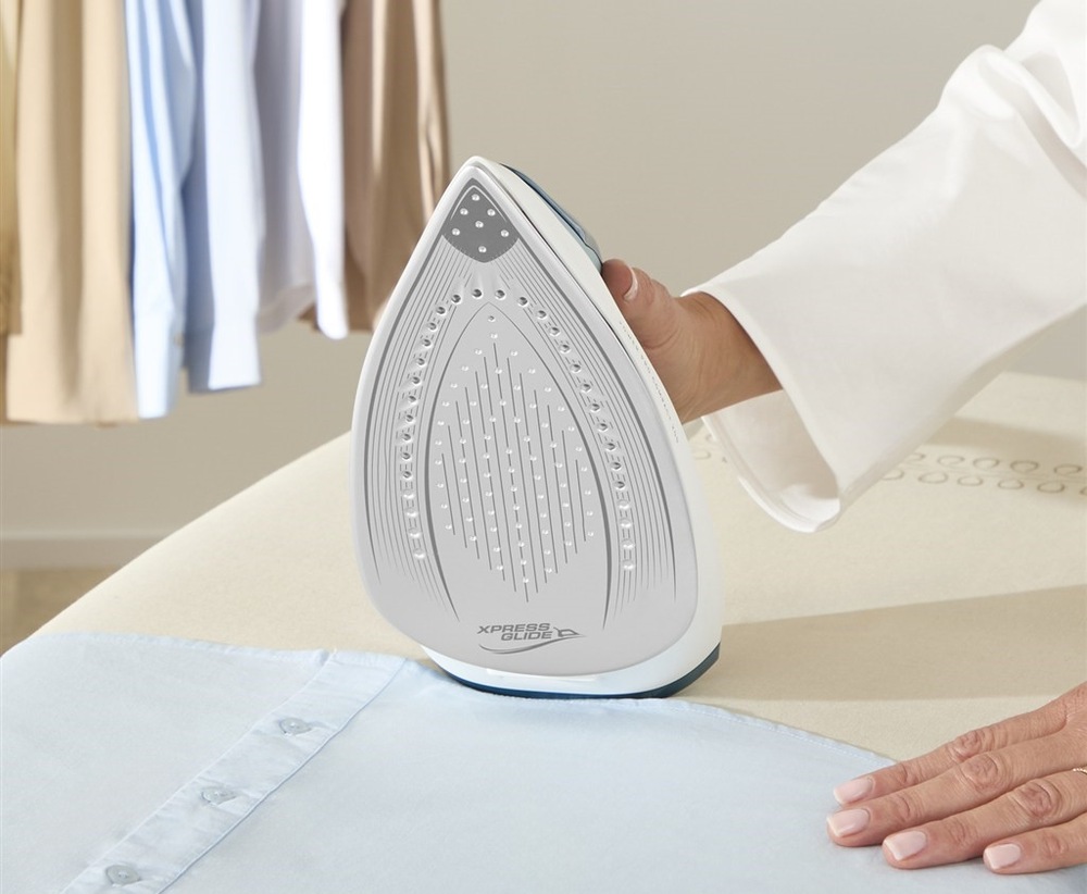 Žehliaci systém Tefal SV6212E0 Power Pro Compact 200 biely/modrý Na obrázku je detail keramickej žehliacej polochy, ktorá hladko kĺže po látkach a napomáha dostať silu pary tam, kde je potreba. Užite si dokonale rovné výsledky žehlenia.