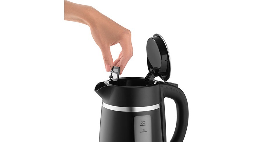Rýchlovarná kanvica Sencor SWK 2710BK, 1,7 l čierna Žena odníma jednou rukou filter proti nečistotám a vodnému kameňu.