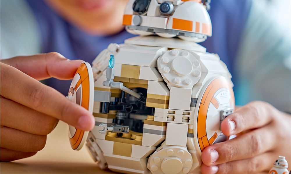 Stavebnica LEGO® Star Wars™ 75452 Astromechanický droid BB-8™ Po otvorení poklopu sa objaví „ruka s horákom“, ktorá pripomína známu scénu z filmu Star Wars.