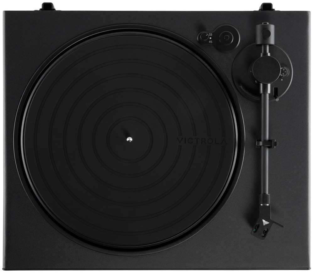 Detail hornej dosky gramofónu Victrola VPT-1520 Wave s hliníkovým tanierom, prepínačom rýchlosti 33 a 45 RPM a ramienkom s prenoskou
