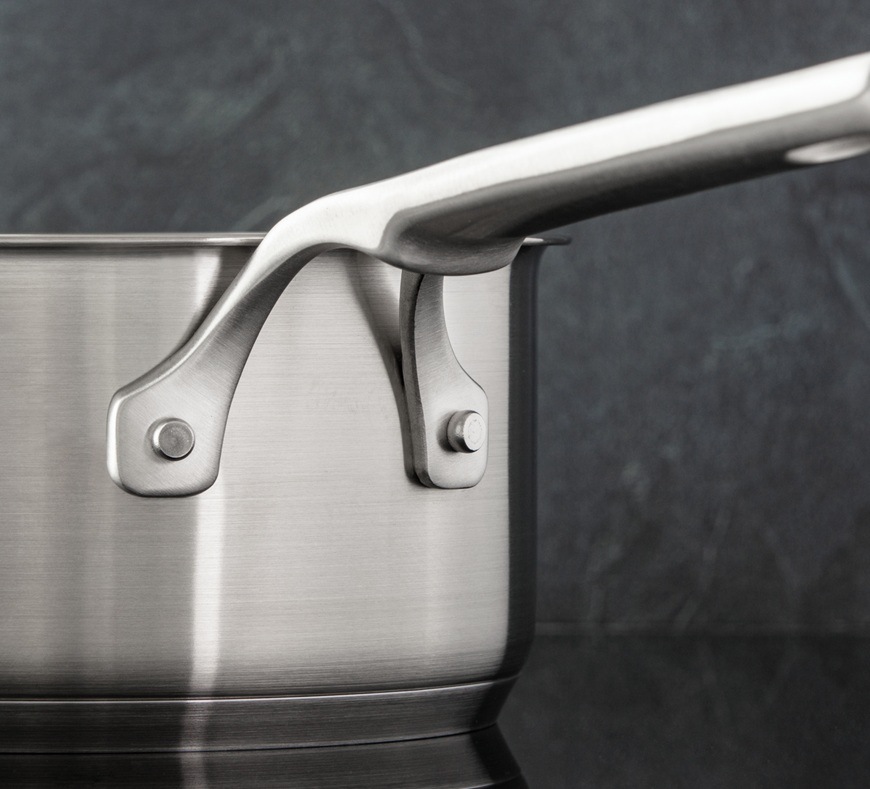 Rajnica Tefal Extreme E5292304, 18 cm nerez Detail boku kastróla s rukoväťou.