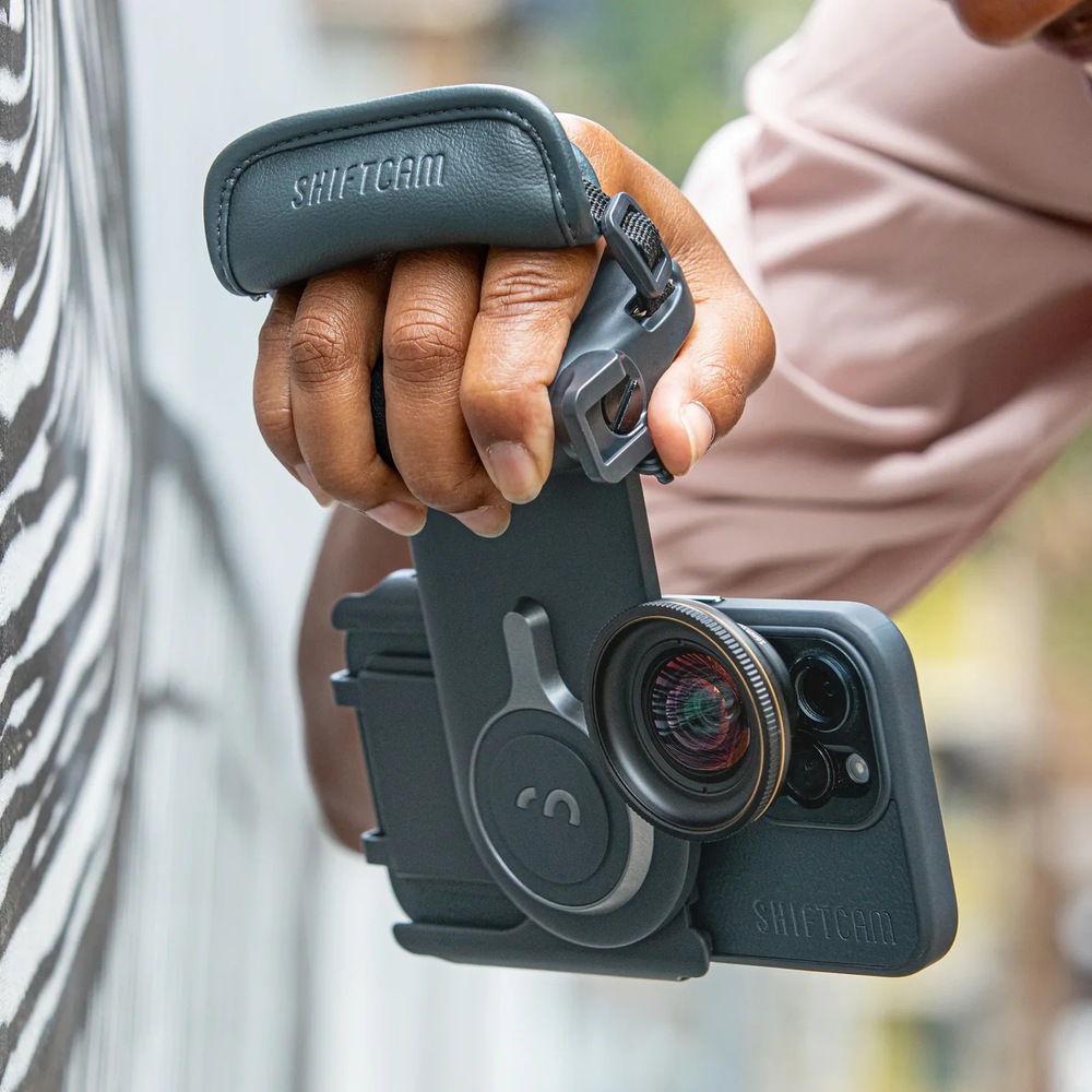 Držiak na mobil ShiftCam ProGrip Starter Kit čierny Ruka drží držiak na mobil ShiftCam ProGrip