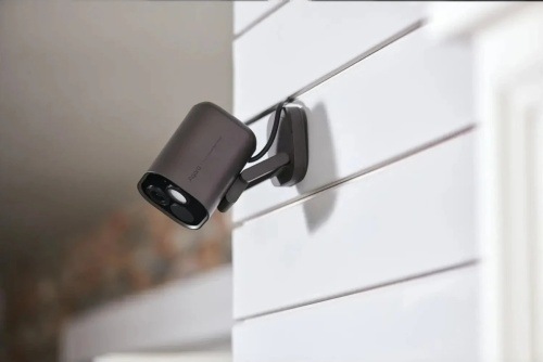 IP kamera Aqara Hub G5 Pro Wi-Fi sivá Kamera Aqara G5 Pro namontovaná na stene domu, pohľad zdola.