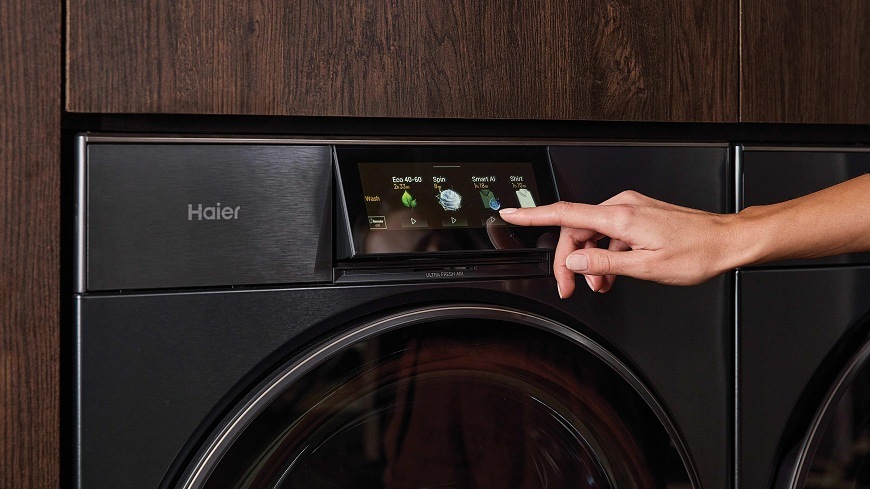 osoba používa vyklopený displej práčky Haier HW100BD14L8GNU1S
