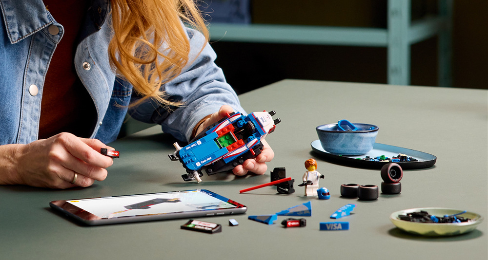 Stavebnica LEGO® Speed Champions 77246 Závodní auto Visa Cash App RB VCARB 01 F1® Zostavenie 248 kociek LEGO ponúka dospelým fanúšikom motoršportu kreatívnu výzvu a možnosť vytvoriť pôsobivý výstavný model.
