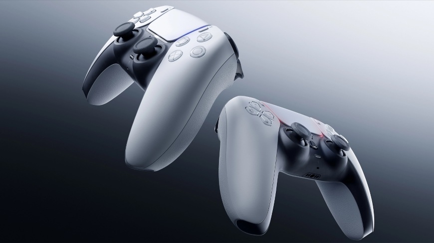 Bezdrôtový ovládač Sony DualSense pre PS5 + kábel USB pre PC čierny Fotografie dvoch gamepadov Sony DualSense s elegantným, futuristickým designom