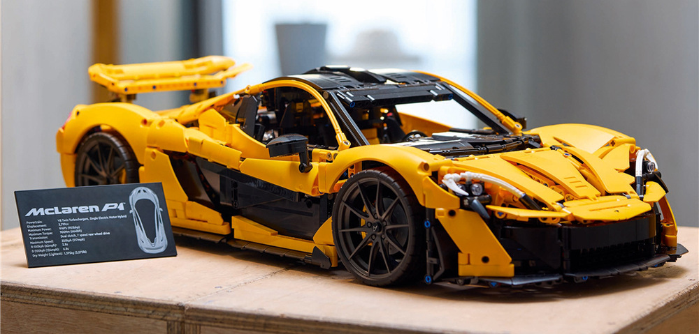 Stavebnica LEGO® Technic 42172 McLaren P1™ Motor V8, 7-stupňová prevodovka a prepracovaná mechanika odhaľujú technické riešenie modelu McLaren P1.