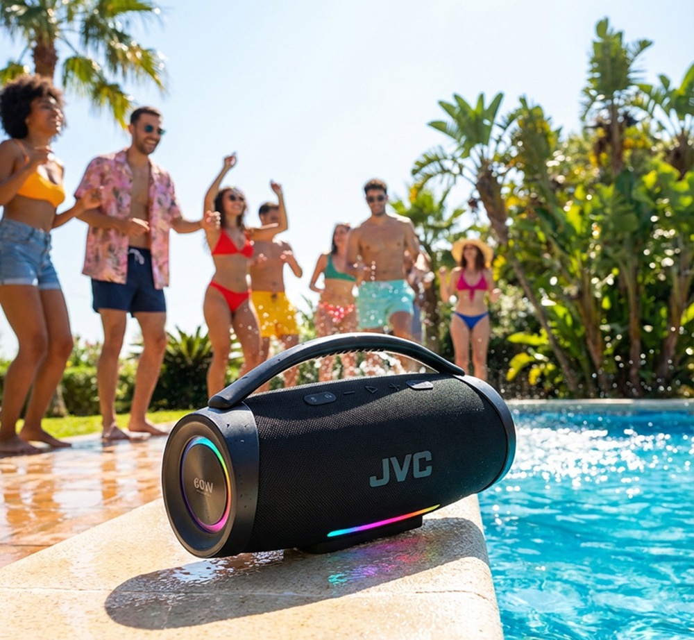 Vodeodolný prenosný Bluetooth reproduktor JVC XS-E834B s madlom pri bazéne na letnej párty