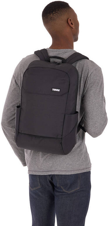 Muž s batohom na notebook THULE Lithos 20 l - čierny