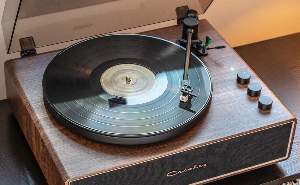 Gramofón Crosley Stave hnedý Bluetooth umožňuje prehrávanie aj odosielanie zvuku do externých zariadení vrátane reproduktorov a slúchadiel.