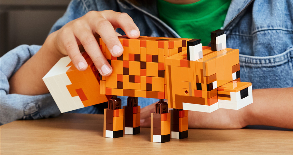 Stavebnica LEGO® Minecraft® 21588 Liška Pohyblivé nohy, otočný krk, oči aj odnímateľná hlava umožňujú líšku ľubovoľne upravovať a rozpohybovať.