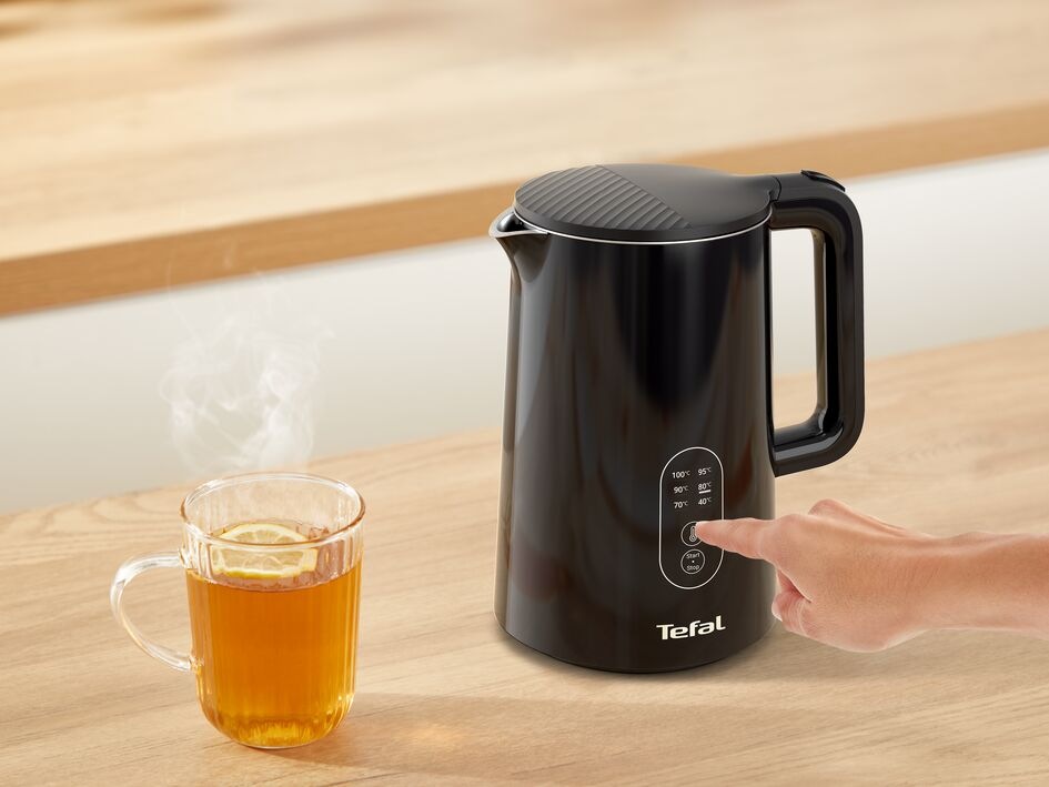 Rýchlovarná kanvica Tefal KO6518E0 Thermo Protect 1,5 l čierna Žena ovláda kanvicu Tefal KO6518E0 Thermo Protect