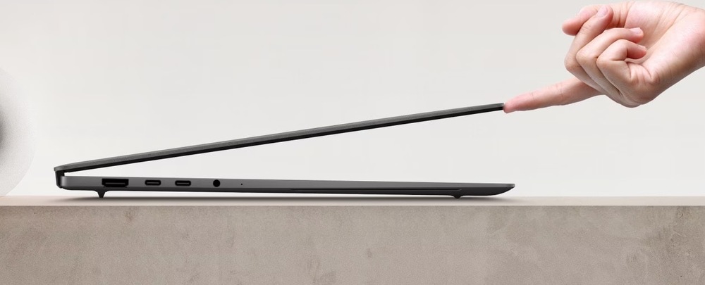 Notebook Asus Zenbook S16 sivý Bočný pohľad na tenký profil notebooku Asus Zenbook S16 pri otváraní jedným prstom