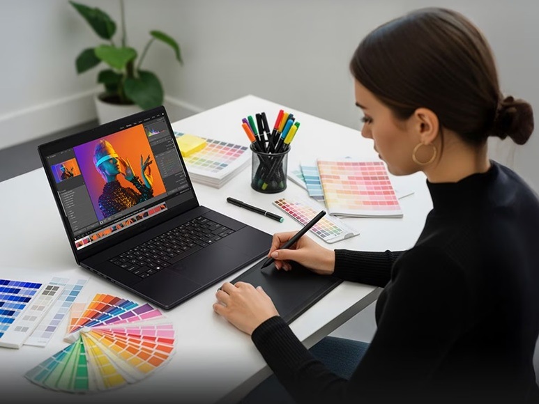 Notebook Asus ProArt P16 čierny Žena pracujúca na notebooku.