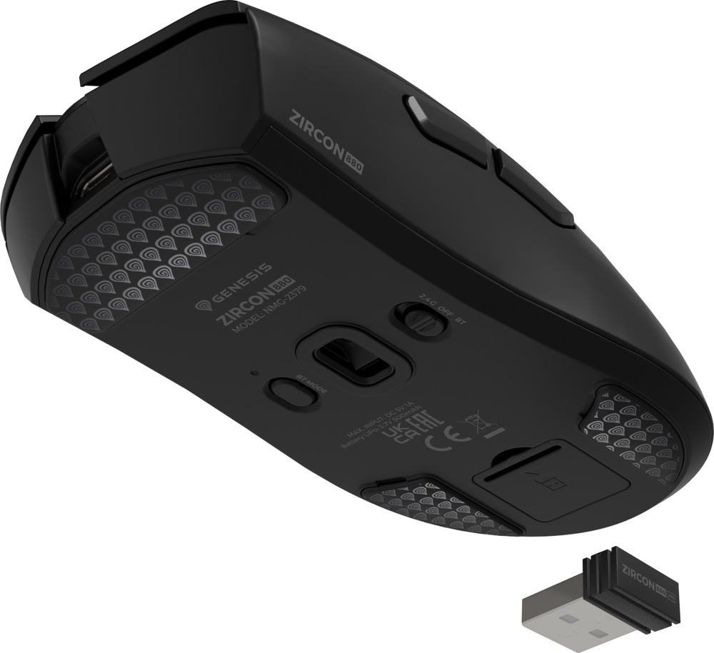 Myš Genesis Zircon 880 čierna Spodná strana myši Genesis Zircon 880 s optickým senzorom, tlačidlom režimu Bluetooth, prepínačom pripojenia a sklenenými klzákmi. Vedľa myši je vybratý USB prijímač, ktorý je možné uložiť do priestoru v spodnej časti.
