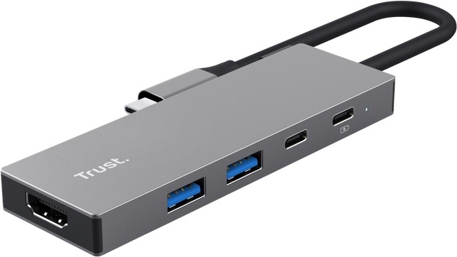 USB Hub Trust DALYX 5v1 strieborný Na obrázku je strieborný USB-C hub Trust DALYX 5v1 zachytený šikmo spredu. Má úzke kovové telo s jednoduchým hranatým dizajnom a z jedného konca z neho vedie krátky kábel zakončený USB-C konektorom. Na ľavom čele je HDMI konektor, na boku dva modré USB porty a dva menšie USB-C porty, vedľa ktorých je malá kontrolka.