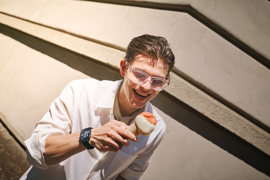 Muž používa hodinky Huawei Watch Fit 5 Pro pri jedle