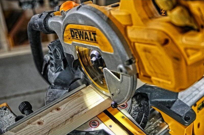 Píla úkosová Dewalt 54V XR Flexvolt DCS777T2 (s baterií)