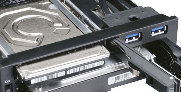 Rámček AKASA Lokstor M51 2.5" & 3.5" SATA HDD Dock v 5.25" PC Bay, USB 3.0 pass through ponúka priestor pre dva pevné disky