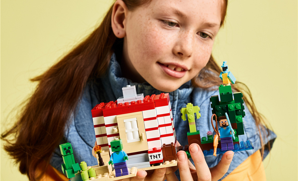 Stavebnica LEGO® Minecraft® 21275 TNT dům v džungli Steve, Creeper, zombie, papagáj a ďalšie doplnky umožnia deťom vymýšľať súboje aj pokojnejšie príbehy.