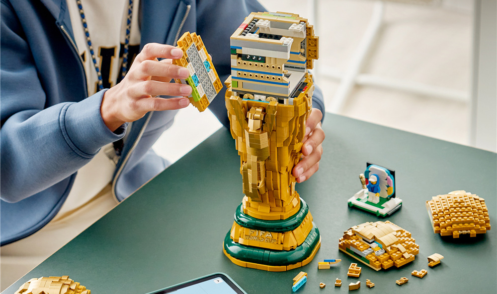 Stavebnica LEGO® Editions 43020 Oficiální trofej Mistrovství světa ve fotbale Zostavenie 2 842 dielikov ponúka mladým staviteľom náročný kreatívny projekt zakončený pôsobivým výstavným modelom.