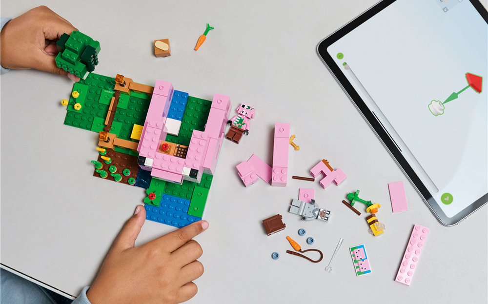 Stavebnica LEGO® Minecraft® 21268 Domeček Prasátka 238 kociek LEGO vytvorí kompaktnú minecraftovú základňu, ktorú si deti môžu stavať, prezerať a upravovať.