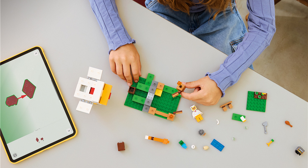 Stavebnica LEGO® Minecraft® 21585 Slepičí farma Deti môžu farmu prestavovať podľa fantázie a vďaka aplikácii LEGO Builder si model prezerať aj v 3D.