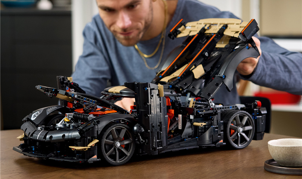 Režim „ghost“ automaticky otvára dvere a kapotu a dopĺňa model o efektný pohyblivý mechanizmus.