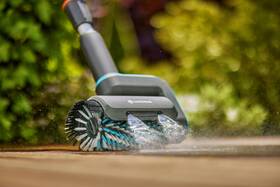 Čistič Gardena AquaBrush Universal 04/18V P4A (s batériou) 

 obrázok produktu 4 z 11