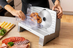 Krájač Sencor SFS 3050SL 

 obrázok produktu 9 z 12