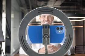 Svetlo CellularLine Selfie Ring s LED osvetlením pre selfie fotky a videá čierne

 obrázok produktu 5 z 8