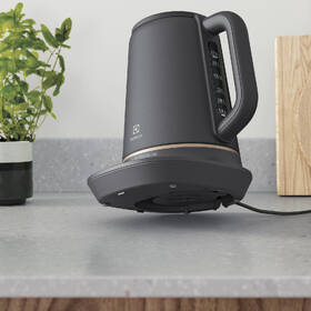 Rýchlovarná kanvica Electrolux E7K1-6BP 

 obrázok produktu 6 z 6