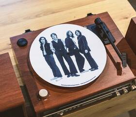 Podložka Crosley The Beatles Fab Four 

 obrázok produktu 2 z 2