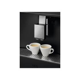 Vstavané espresso AEG KKB894500B čierna

 obrázok produktu 4 z 7