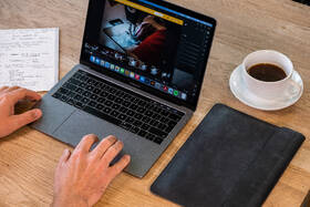 Puzdro FIXED Oxford na Apple MacBook Air 13,6" (2022/2024/2025) M2 čierne

 obrázok produktu 3 z 4