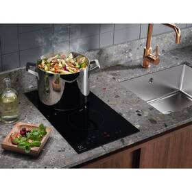 Sklokeramická varná doska Electrolux LHR3233CK čierna

 obrázok produktu 6 z 7