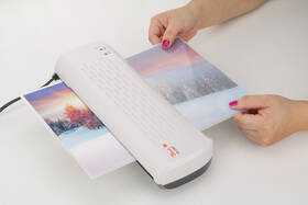 Laminátor Peach 4 in1 Laminating Kit PBP300, set laminátor PL707, rezačka PC100-04, mix fólií a zarezávač rožkov 

 obrázok produktu 8 z 10