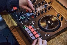 Mixážny pult Hercules DJControl Inpulse 300 MK2 + repro Monitor 42 + DJ sluchátka HDP DJ60 čierny

 obrázok produktu 7 z 9