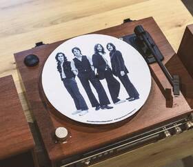 Podložka Crosley The Beatles Fab Four 

 obrázok produktu 1 z 2