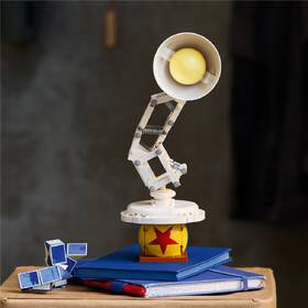 Stavebnica LEGO® Ideas 21357 Disney Pixar Luxo Jr. 

 obrázok produktu 3 z 9